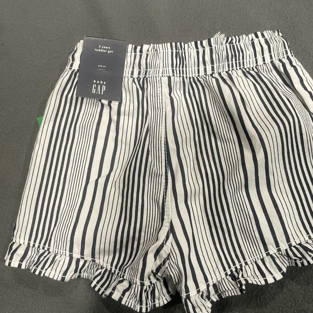 GAP Black and white pin stripe shorts Toddler Girl Size 3 NWT